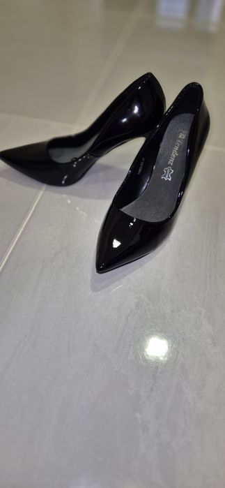 Дамски черни лачени обувки