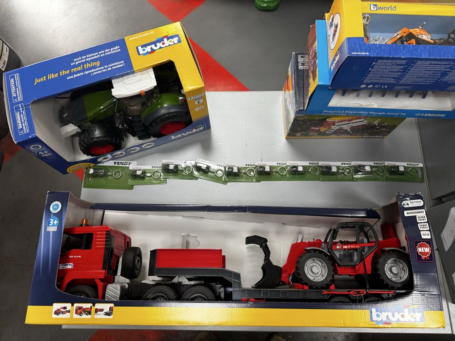 Трактори, комбайни,строителна техника и инвентар Bruder, Siku, Wiking