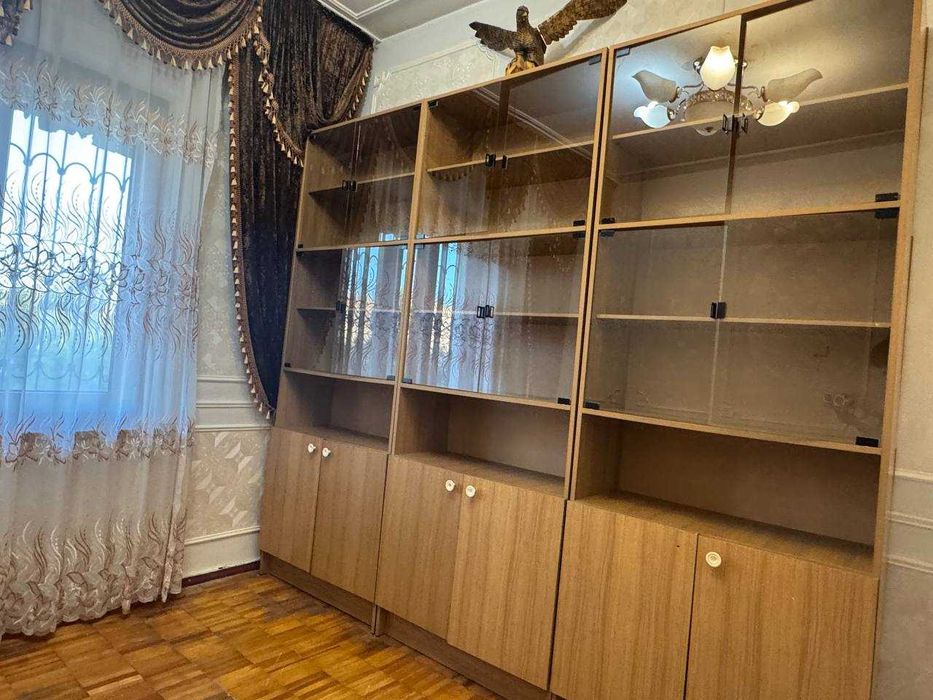 Шкаф книжный. В хорошем состаяние.