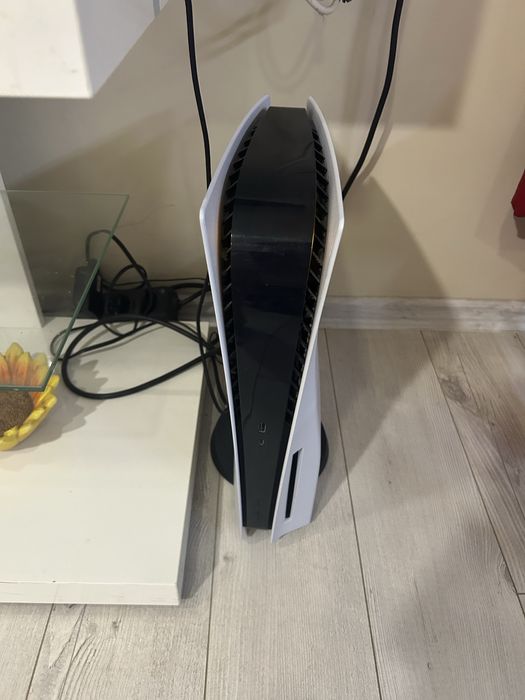 Playstation 5 с два контролера и UFC 5