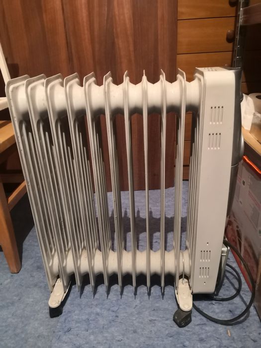 Vând două Calorifere electrictrice cu ulei Heinner și Equation , 2500