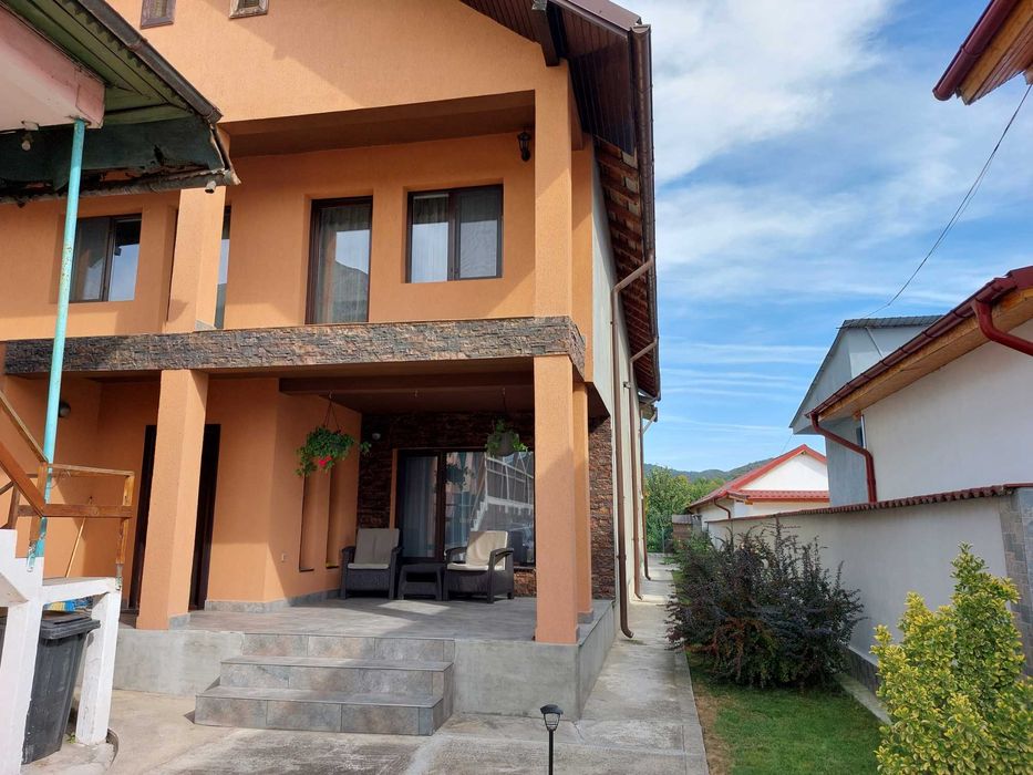 Casa central pucioasa, strada principala vis  vis de Lidl