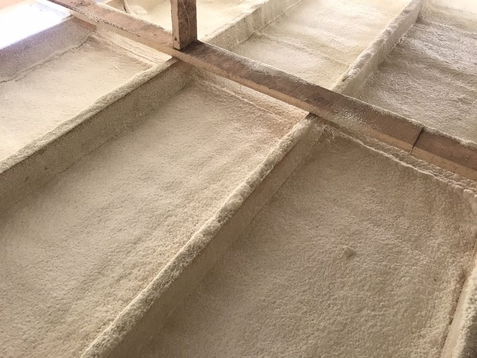 Утепление кровли, крыш, пеной (ППУ) пенополиуретан на проф. оборуд ...