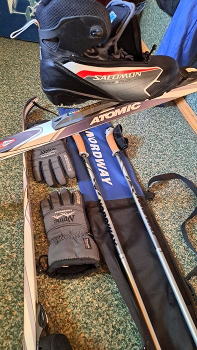 Продам комплект беговых лыж.