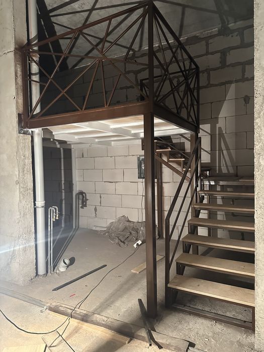 Антресольный этаж,сварщик