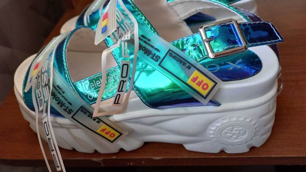 Продаются Сандали женские