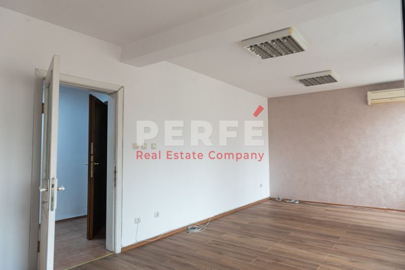 Дава се под наем Двустаен апартамент в Бургас, Център - 65 кв.м за 350 € - Снимка #3