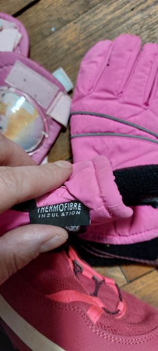 Vând pachet cu: pantofi/ adidas tracking, role, mănuşi, fetită,7- 8 an