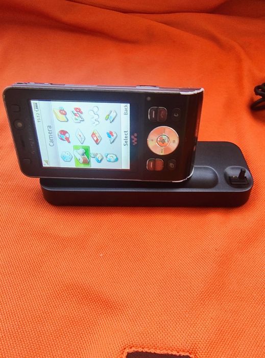 Sony Ericsson w890i + dock+incarcator ( orice rețea)