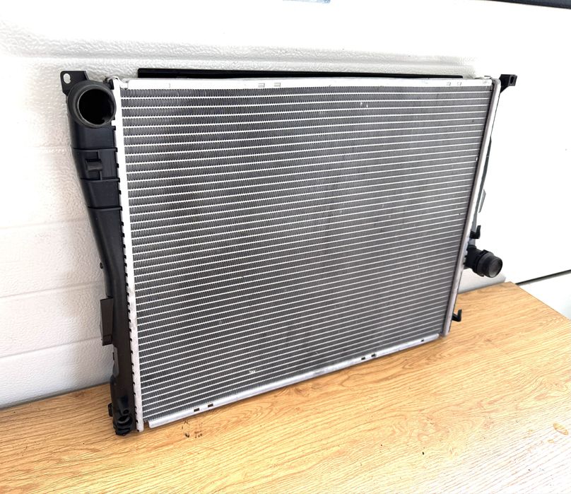 Перфектен воден радиатор за bmw E46 nissens