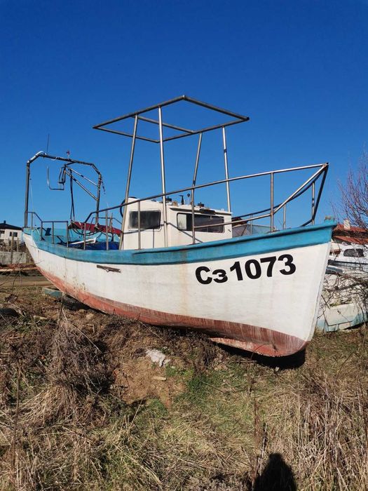 Лодка с бордови двигаел