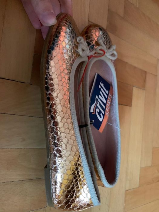 Чисто нови детски пантофки за навън