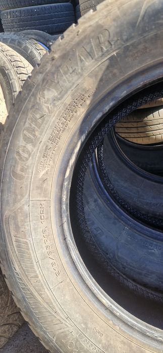 Vând anvelope all-season 215/65r16.
