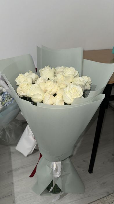 Метровые белые розы