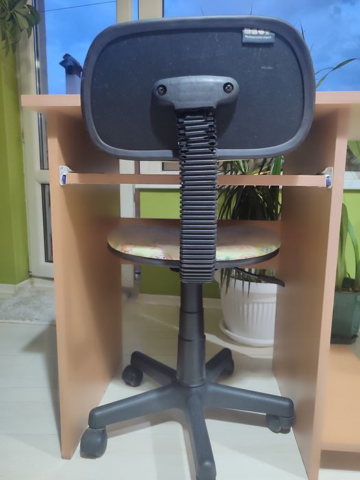 Компютърно бюро плюс подарък въртящ се детски стол