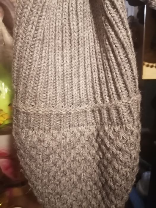 Женская вязаная шапка