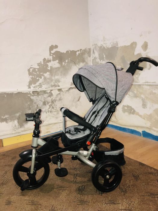 Triciclete cu pozitie de somn si far cu melodii si jocuri de lumini