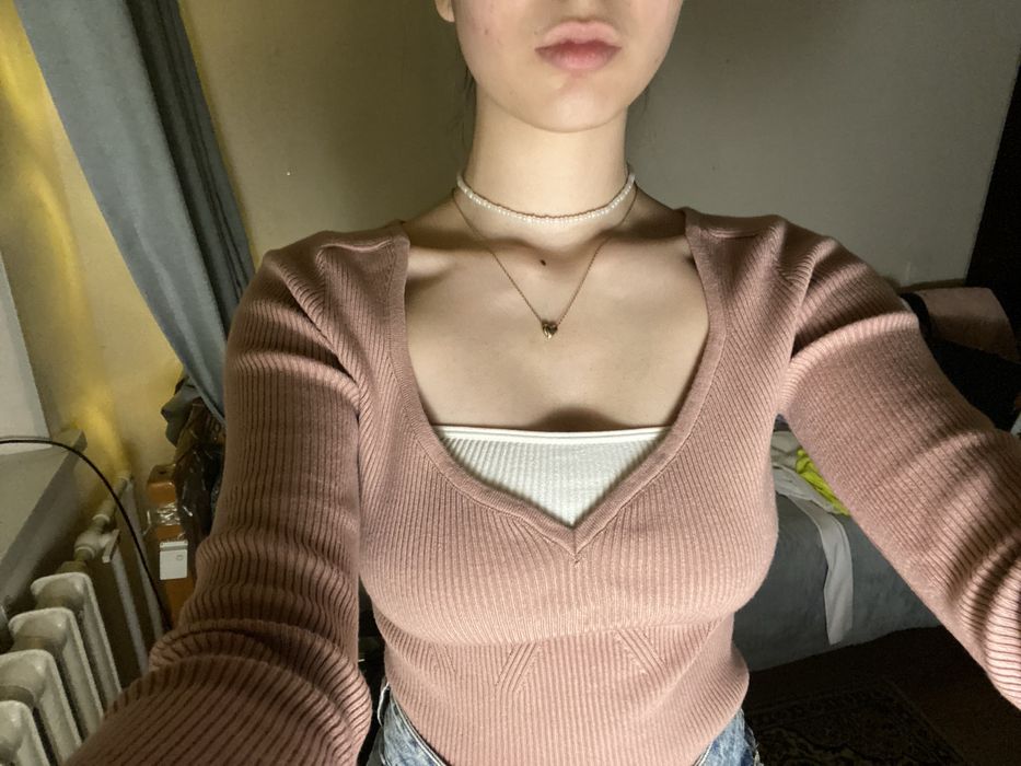 новая серо-розовая кофта с вырезом декальте