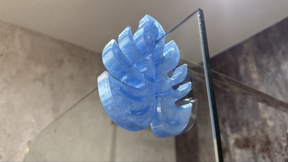 3D принтирана закачалка за хавлии за стъклена преграда