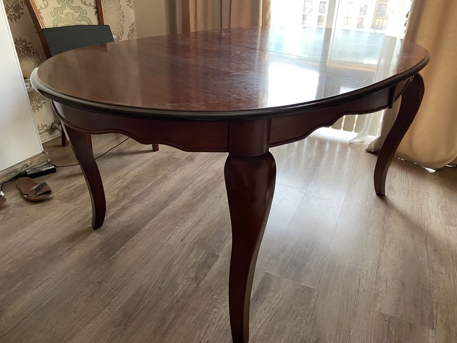 Стол из красного дерева