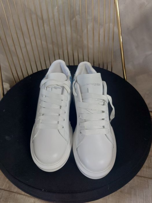 Adidasi unisex moderni