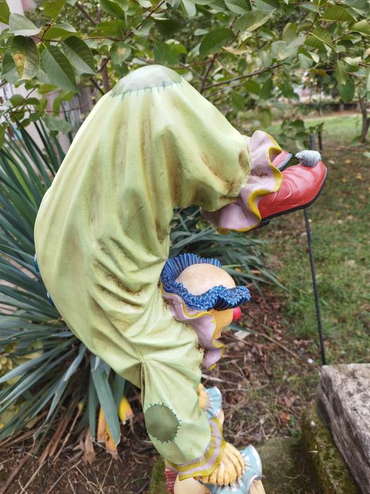 Колекционерска фигура на клоун на филипинския автор Jun Asilo