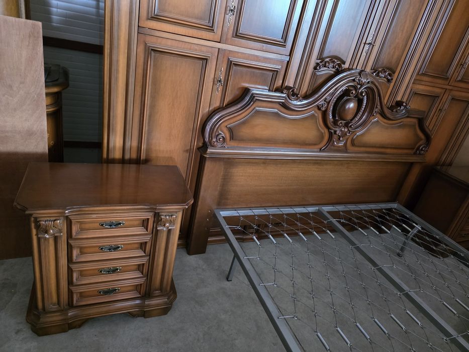 Dormitor din lemn pat noptiere comoda șifonier