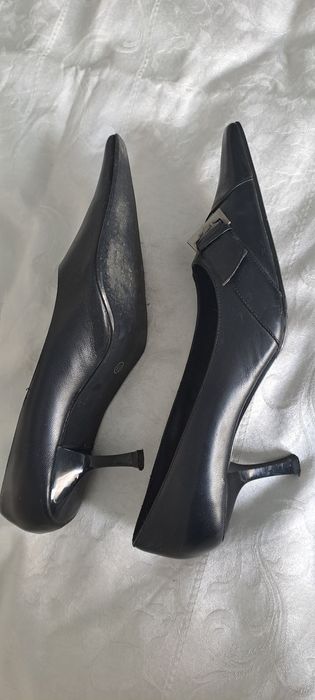 Pantofi negri, mărimea 41, din piele naturală, cu toc și vârf ascuțit