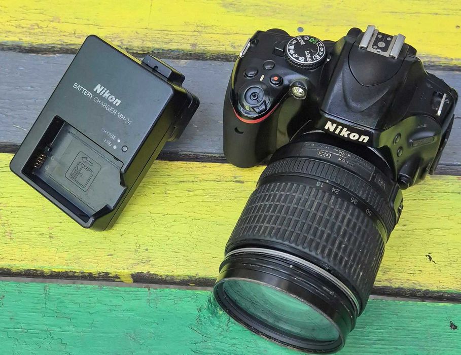 Nikon D5100 + Обектив 18-105mm VR  – Работещ, със сериозни козметични забележки (За ползване или части)