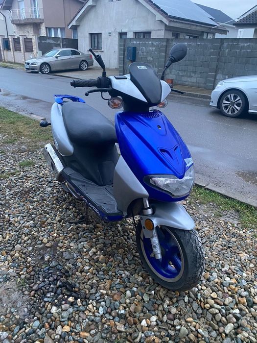 Vând scuter 49 în  doi timpi cu carte Rar si talon