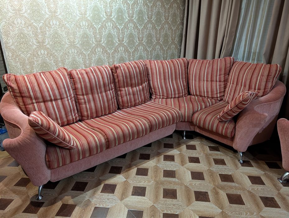 Мягкий угловой диван.