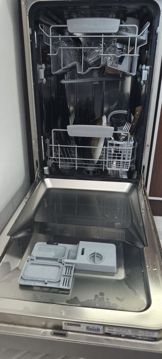 Продавам съдомиялна машина Ariston