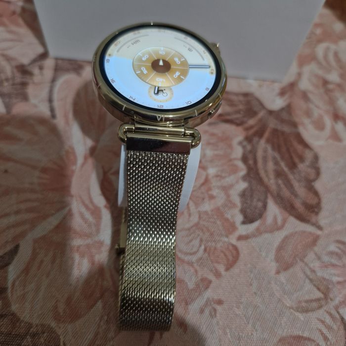 Часовник смарт HUAWEI GT 6, закупен на 19.12.2025. С 2 години гаранция