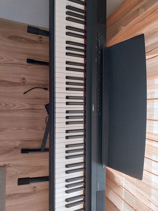 Pian YAMAHA P-121 + Stativ
