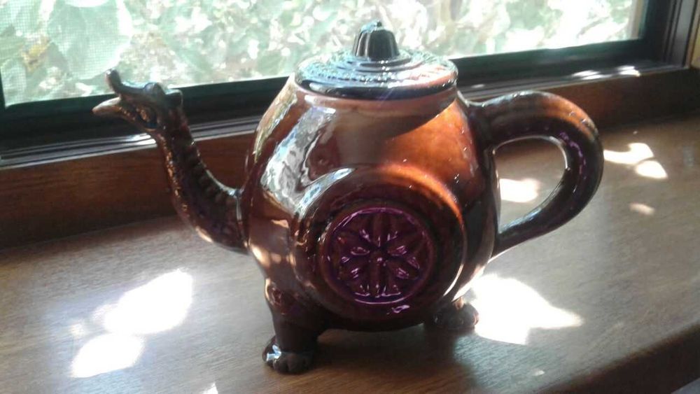 Набор посуды чайник  "ДРАКОН"   и рюмки.