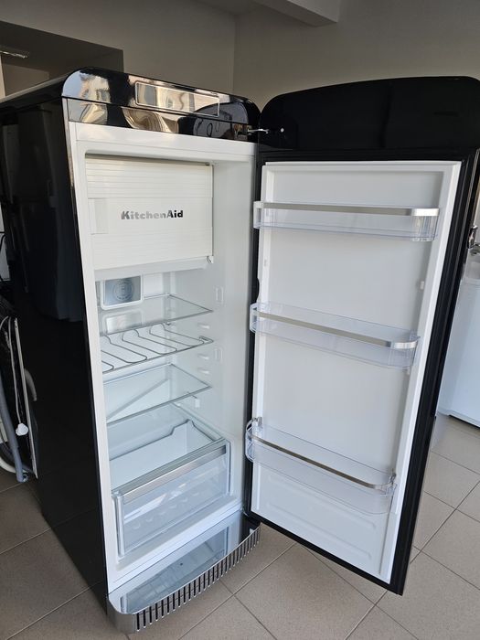 Ретро хладилник с камера KitchenAid