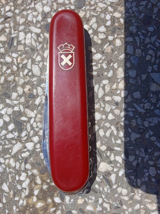 Продавам джобен нож.