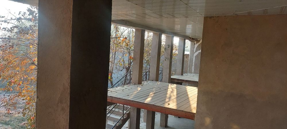 7 xona, 1 ta garaj, 2 ta podvol, 2 etajli yashab turilgan uy. 10 sotix