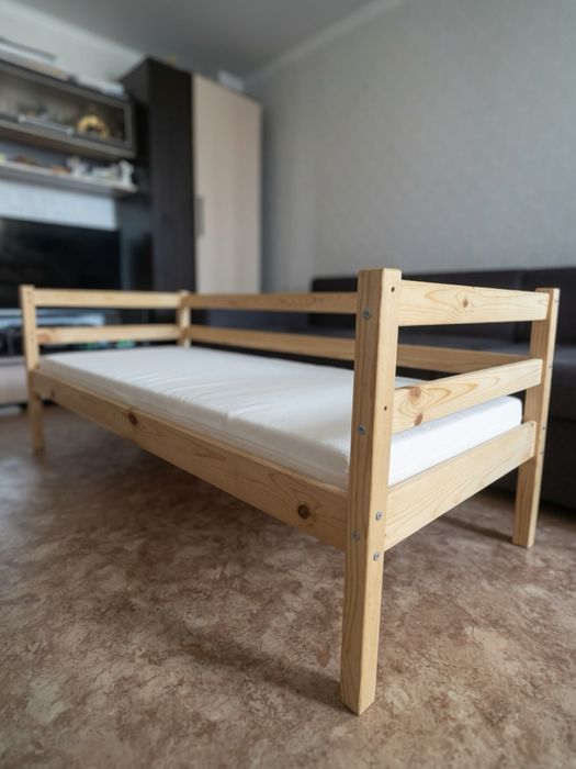 Продам 2 Кровати (с матрасами)