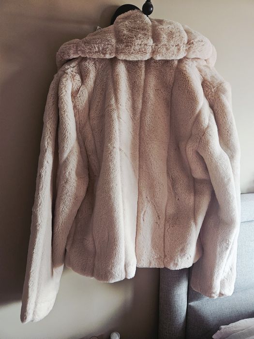 GUESS Късо палто Sophy от еко пух