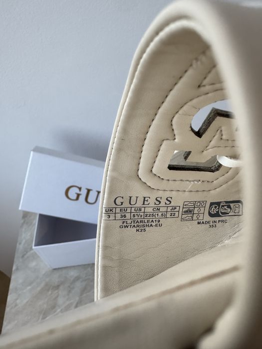 Чехли с лого GUESS