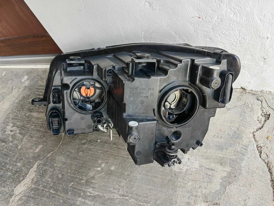 Фар VW Touran Caddy 2010-15г. десен / Фар Туаран Кади Оригинален