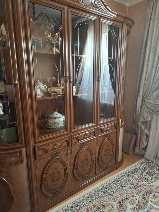 Проадаю Сервант и трюмо