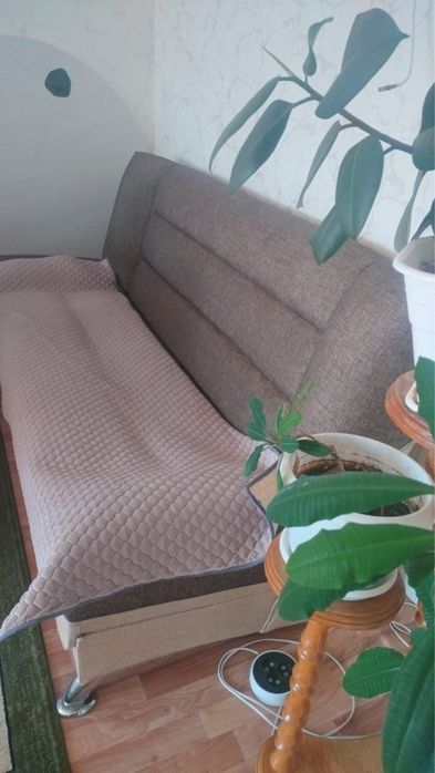 Продам диван, кресло и пуф.