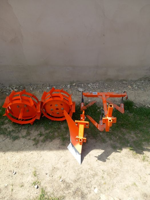 Plug, roți cu manicoți și greutății ,și prășitoare.