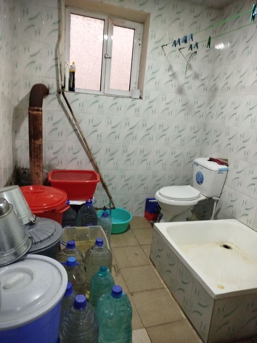 Qiziriq tuman markazi, hokimyat oldidagi dom sotiladi.