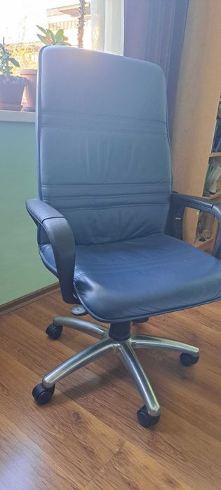 Директорски стол