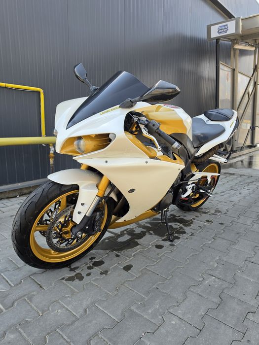 Yamaha R1 Big Bang 2011