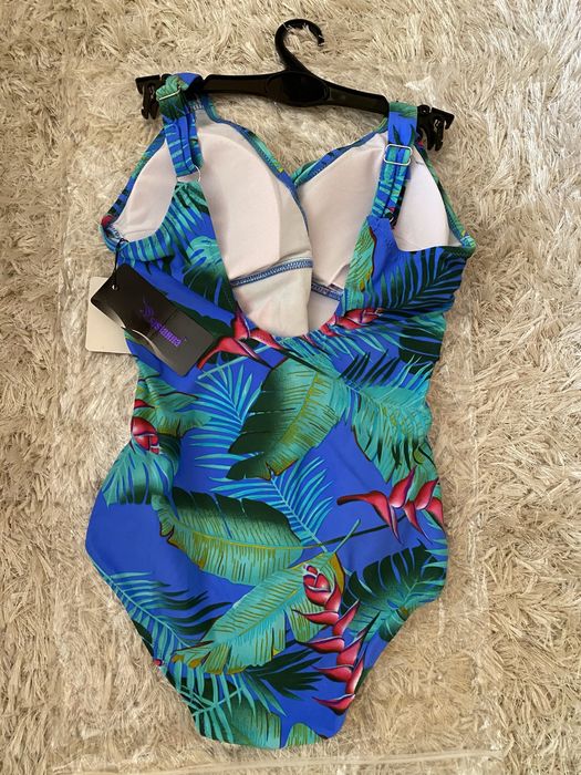 Нов цветен бански