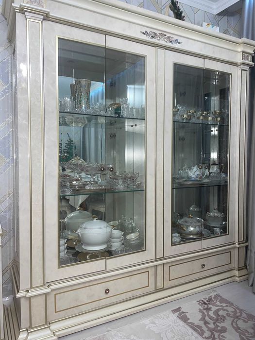 Витрина шикарная неоклассика